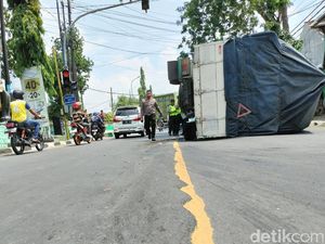 Truk Muat 2,5 Ton Permen Terguling gegara Jalan Bergelombang di Bojonegoro