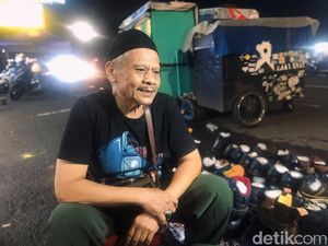 Siasat Uus Berjualan di Pasar Lilin Tegallega, Melucu Agar Sepatu Laku Siasat Uus Berjualan di Pasar Lilin Tegallega, Melucu Agar Sepatu Laku