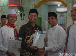 Wamen ATR/BPN Serahkan Sertifikat 2 Masjid-3 Yayasan di Palembang