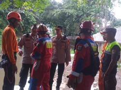 2 Anak Hanyut Terseret Arus Saat Berenang di Kali Mampang