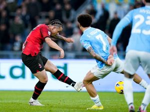 Milan Menang 1-0 Lawan Delapan Pemain Lazio