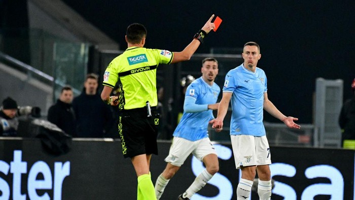 ROME, ITALY - MARCH 01: The referee Marco Di Bello show a red Card to Adam Marusic of SS Lazio during the Serie A TIM match between SS Lazio and AC Milan Serie A TIM at Stadio Olimpico on March 01, 2024 in Rome, Italy. (Photo by Marco Rosi - SS Lazio/Getty Images)