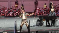 Jos! Calum Scott Ciamik Banget di Pembuka Konser Ed Sheeran