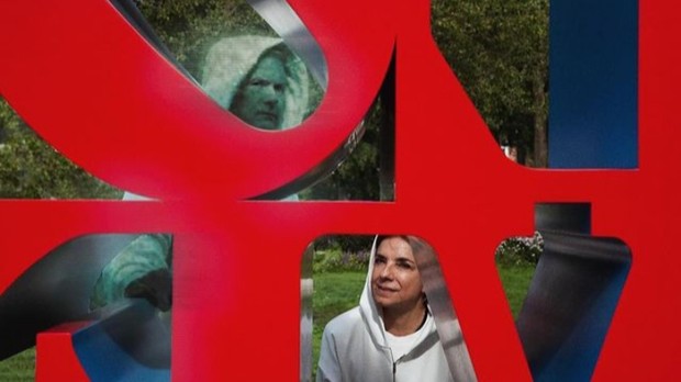 Kisah seniman perempuan yang menikah dengan hologram AI