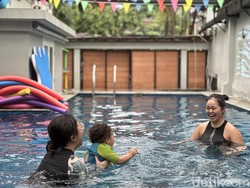 Manfaat Berenang Bagi Anak, Termasuk Perkuat Bonding dengan Ortu