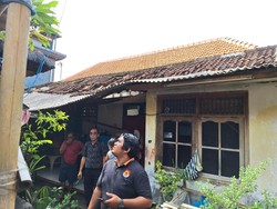 Angin Kencang Bikin Genteng Rumah Warga Beterbangan di Nusa Dua