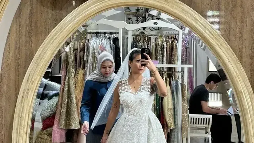 6 Potret Awkarin Fitting Baju Pengantin, Menawan Dengan Veil & Gaun Putih 6 Potret Awkarin Fitting Baju Pengantin, Menawan Dengan Veil & Gaun Putih