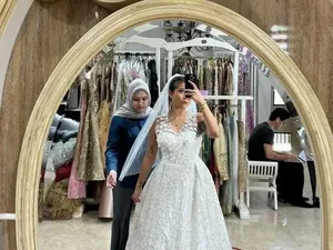 6 Potret Awkarin Fitting Baju Pengantin, Menawan Dengan Veil & Gaun Putih