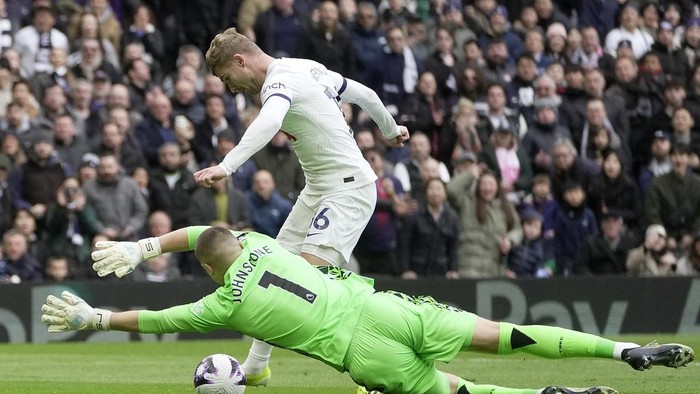 Tottenhams Timo Werner, rear, and Crystal Palaces goalkeeper Sam Johnstone challenge for the ball during the English Premier League soccer match between Tottenham Hotspur and Crystal Palace at Tottenham Hotspur Stadium in London, Saturday, March 2, 2024.(AP Photo/Kin Cheung)