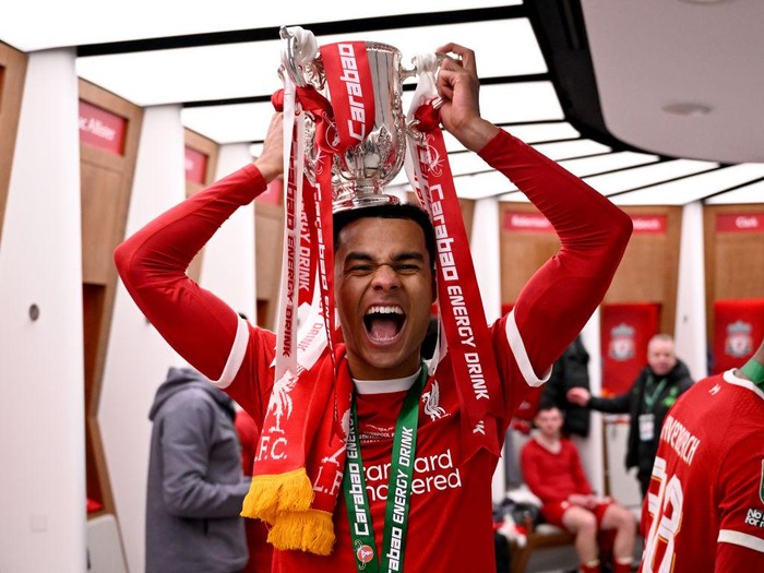 LONDON, ENGLAND - FEBRUARY 25: (THE SUN OUT, THE SUN ON SUNDAY OUT) Cody Gakpo of Liverpool with the Carabao Cup in the dressing room after the Carabao Cup Final between Chelsea and Liverpool at Wembley Stadium on February 25, 2024 in London, England. (Photo by Andrew Powell/Liverpool FC via Getty Images)