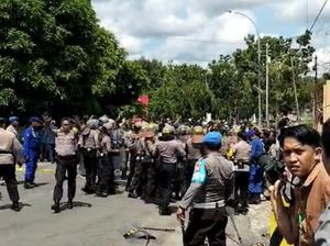 Polisi Duga Ada Provokator Demo Berujung Ricuh di Kantor KPU Sinjai Polisi Duga Ada Provokator Demo Berujung Ricuh di Kantor KPU Sinjai
