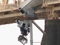 Momen Evakuasi Sopir dari Truk yang Menggantung di Jembatan Louisville AS