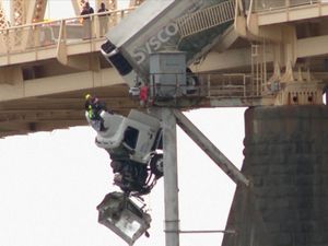 Momen Evakuasi Sopir dari Truk yang Menggantung di Jembatan Louisville AS Momen Evakuasi Sopir dari Truk yang Menggantung di Jembatan Louisville AS