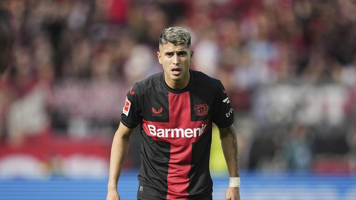 Leverkusens Exequiel Palacios is playing during the German Bundesliga soccer match between Bayer Leverkusen and FC Heidenheim in Leverkusen, Germany, Sunday, Sept. 24, 2023. (AP Photo/Martin Meissner)
