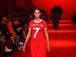 Georgina Rodriguez Tampil di Paris Fashion Week, Bergaun Nomor Keramat CR7 Georgina Rodriguez Tampil di Paris Fashion Week, Bergaun Nomor Keramat CR7