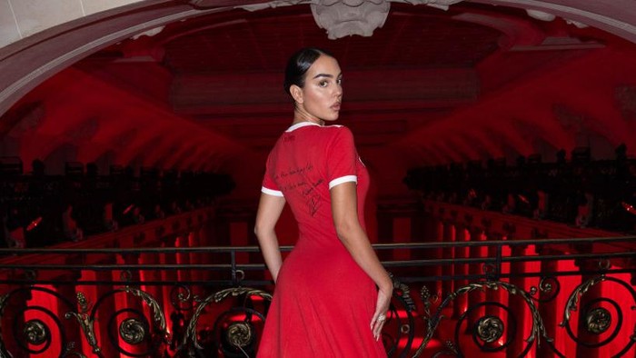Georgina Rodriguez Jadi Model di Paris Fashion Week Fall 2024 PARIS, FRANCE - MARCH 01: (EDITORIAL USE ONLY - For Non-Editorial use please seek approval from Fashion House) (EXCLUSIVE COVERAGE) Georgina Rodriguez poses backstage prior to the Vetements Womenswear Fall/Winter 2024-2025 show as part of Paris Fashion Week on March 01, 2024 in Paris, France. (Photo by Pietro D'Aprano/Getty Images)