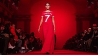 Kekasih Cristiano Ronaldo itu pun berlenggak-lenggok di catwalk Vetements. Foto: Peter White/Getty Images
