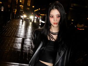 7 Gaya Han So Hee Dandan Nyentrik Bak Rockstar, Bikin Fans Pangling