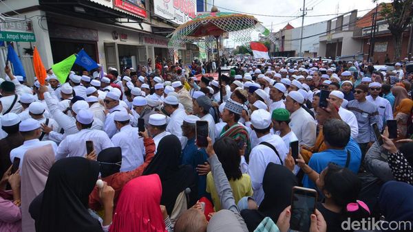 Ribuan Orang Ikuti Kirab Haul Agung Sunan Ampel