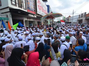 Ribuan Orang Ikuti Kirab Haul Agung Sunan Ampel Ribuan Orang Ikuti Kirab Haul Agung Sunan Ampel