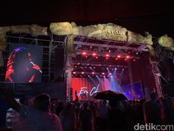 Diguyur Hujan, Eva Celia Bernyanyi hingga Basah Kuyup di Joyland Festival Bali
