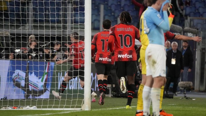 AC Milans Noah Okafor celebrates with team mates after scoring his sides opening goal during the Italian Serie A soccer match between Lazio and Milan at Romes Olympic stadium, Friday, March 1, 2024. (AP Photo/Gregorio Borgia)