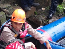Kapolsek Terjun Langsung Cari 2 Anak yang Hanyut Terseret Arus di Kali Mampang