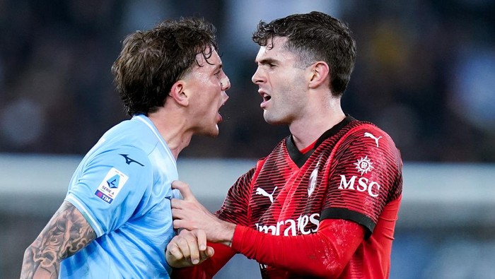 Luca Pellegrini of SS Lazio argues with Christian Pulisic of AC Milan after he received a red card during the Serie A TIM match between SS Lazio and AC Milan at Stadio Olimpico on March 1, 2024 in Rome, Italy. (Photo by Giuseppe Maffia/NurPhoto via Getty Images)