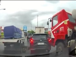 Viral Avanza Penyok usai Senggol Kepala Truk, Ini Pelajaran Pentingnya
