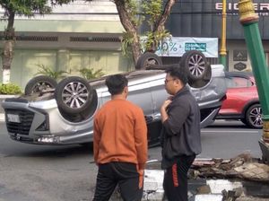 Mobil Avanza Terguling di Jalan Pemuda Klaten Usai Tabrak Tiang Lampu Mobil Avanza Terguling di Jalan Pemuda Klaten Usai Tabrak Tiang Lampu