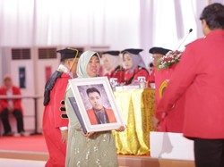 Momen Haru Ibu Gantikan Anaknya Wisuda di Untag Surabaya