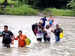 11 Nakes Puskesmas Yembun Bertaruh Nyawa Seberangi Sungai demi Layani Warga