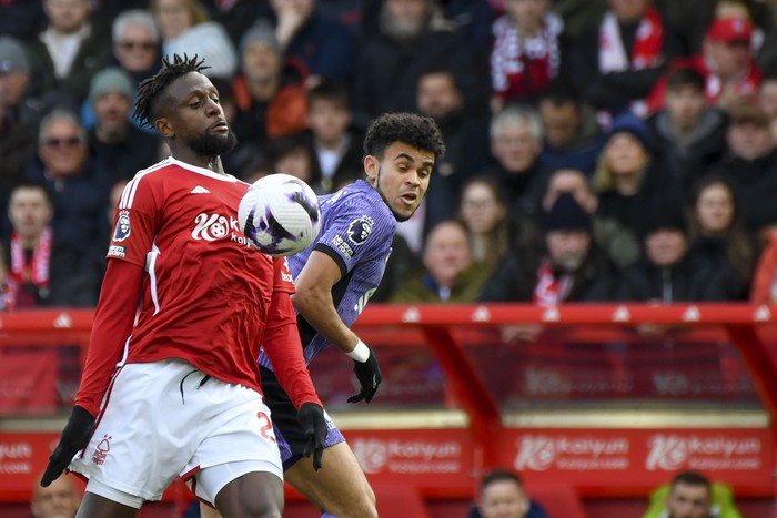Nottingham Forest's Divock Origi, left, duels for the ball with Liverpool's Luis Diaz during the English Premier League soccer match between Nottingham Forest and Liverpool at City ground in Nottingham, England, Saturday, March 2, 2024. (AP Photo/Rui Vieira)