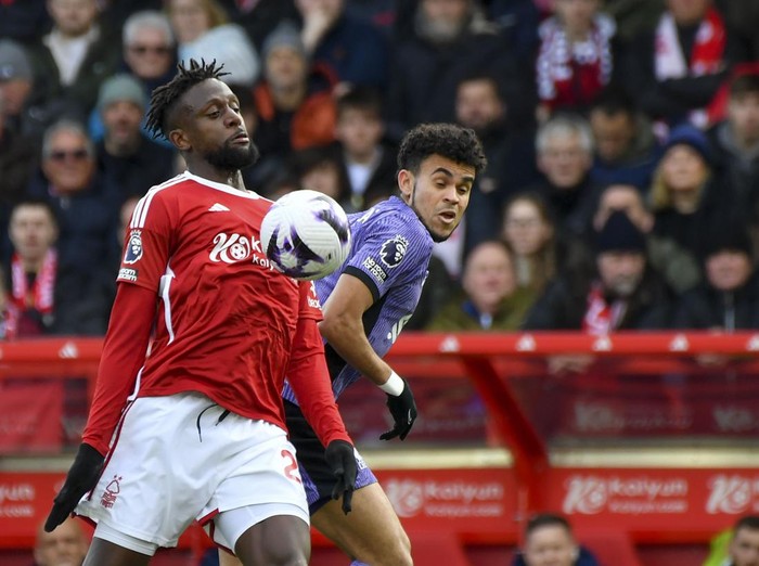 Nottingham Forest's Divock Origi, left, duels for the ball with Liverpool's Luis Diaz during the English Premier League soccer match between Nottingham Forest and Liverpool at City ground in Nottingham, England, Saturday, March 2, 2024. (AP Photo/Rui Vieira)