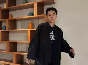 Reza Arap Ikut Demo di KPU Sekalian Bagikan Makanan Jepang