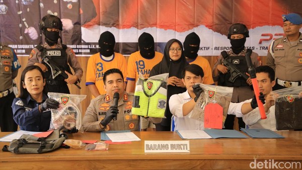 Para tersangka yang ditangkap saat konferensi pers di Polres Madiun. Para tersangka yang ditangkap saat konferensi pers di Polres Madiun.