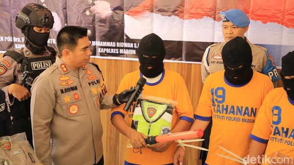 Para tersangka yang ditangkap saat konferensi pers di Polres Madiun. Para tersangka yang ditangkap saat konferensi pers di Polres Madiun.