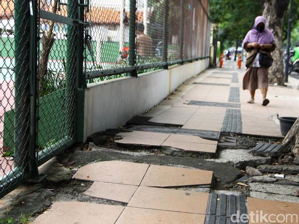 Sejumlah Pedestrian di Surabaya Rusak