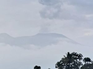 Gunung Marapi di Sumbar Erupsi, Warga Diminta Jauhi Radius 4,5 Km
