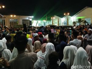 Ricuh Jemaah Pengajian Haji Her di Pamekasan gegara Berebut Masuk Ricuh Jemaah Pengajian Haji Her di Pamekasan gegara Berebut Masuk