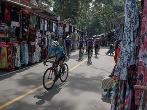 Aksi Pembalap Sepeda di Tour De Sabang 2024 Aksi Pembalap Sepeda di Tour De Sabang 2024