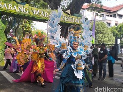Cantiknya Gadis Sabang Berbalut Busana Bahari di Pawai SMF 2024