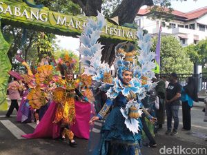 Cantiknya Gadis Sabang Berbalut Busana Bahari di Pawai SMF 2024 Cantiknya Gadis Sabang Berbalut Busana Bahari di Pawai SMF 2024