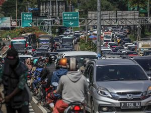 Potret Padatnya Kendaraan di Jalur Wisata Puncak Bogor