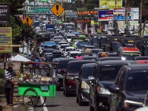 Jalur ke Puncak Bogor Macet, One Way Diterapkan Pagi Ini Jalur ke Puncak Bogor Macet, One Way Diterapkan Pagi Ini