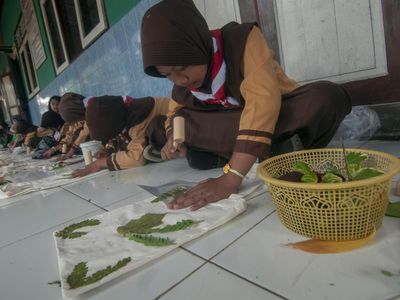 Potret Serunya Belajar Seni Ecoprint, Latih Kreativitas Anak