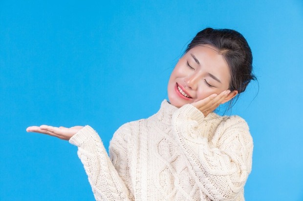 Pura pura senyum/ Foto: Freepik.com/jcomp
