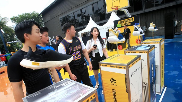 Selama Curry Day, Under Armour Indonesia juga memperkenalkan produk terbaru hasil kolaborasi dengan Stephen Curry, yaitu Curry Brand X Bruce Lee. Kolaborasi ini merupakan bentuk penghormatan bagi dua ikon olahraga dalam satu kolaborasi yang kuat yaitu legenda seni bela diri Bruce Lee serta Stephen Curry di industri Basket. 
