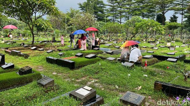 Suasana Nyekar di TPU Karet Bivak Jelang Puasa (Ondang/detikcom)