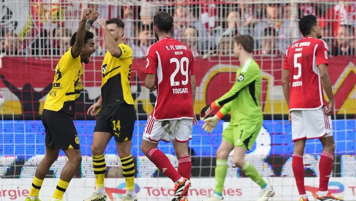 Dortmunds Karim Adeyemi, left, celebrates after scoring his sides opening goal during the German Bundesliga soccer match between 1. FC Union Berlin and Borussia Dortmund in Berlin, Germany, March 2, 2024. (AP Photo/Ebrahim Noroozi)